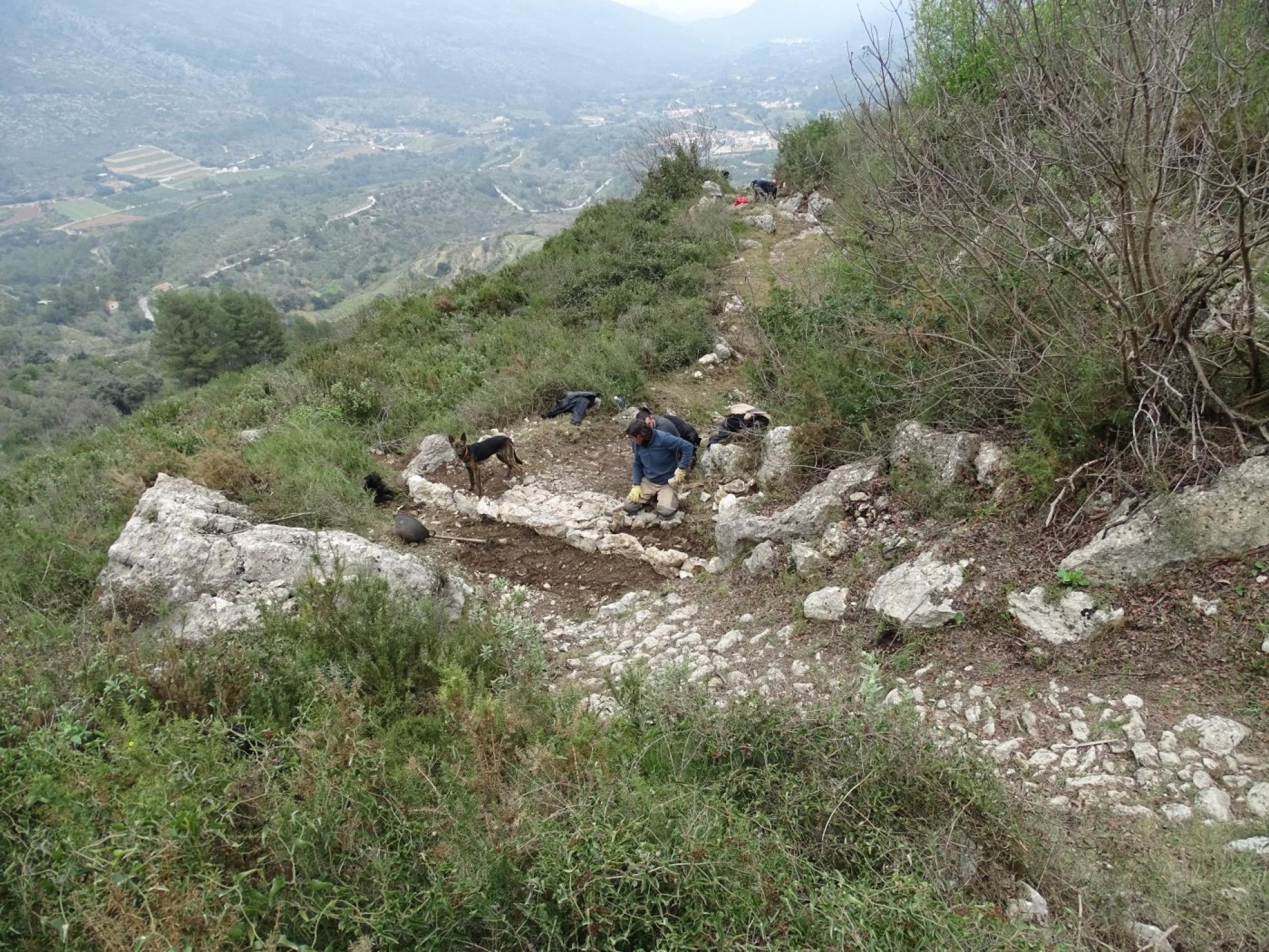 Trabajadores arreglando un camino de la Vall de Gallinera con el método de piedra seca. LP