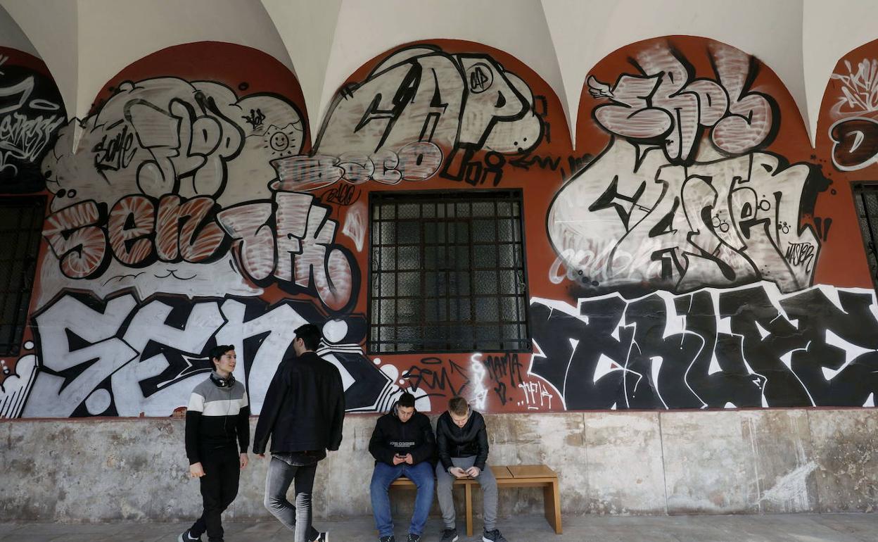 El grafiti de mil metros cuadrados que se pintó en el claustro renacentista del Centro del Carmen en 2019. 