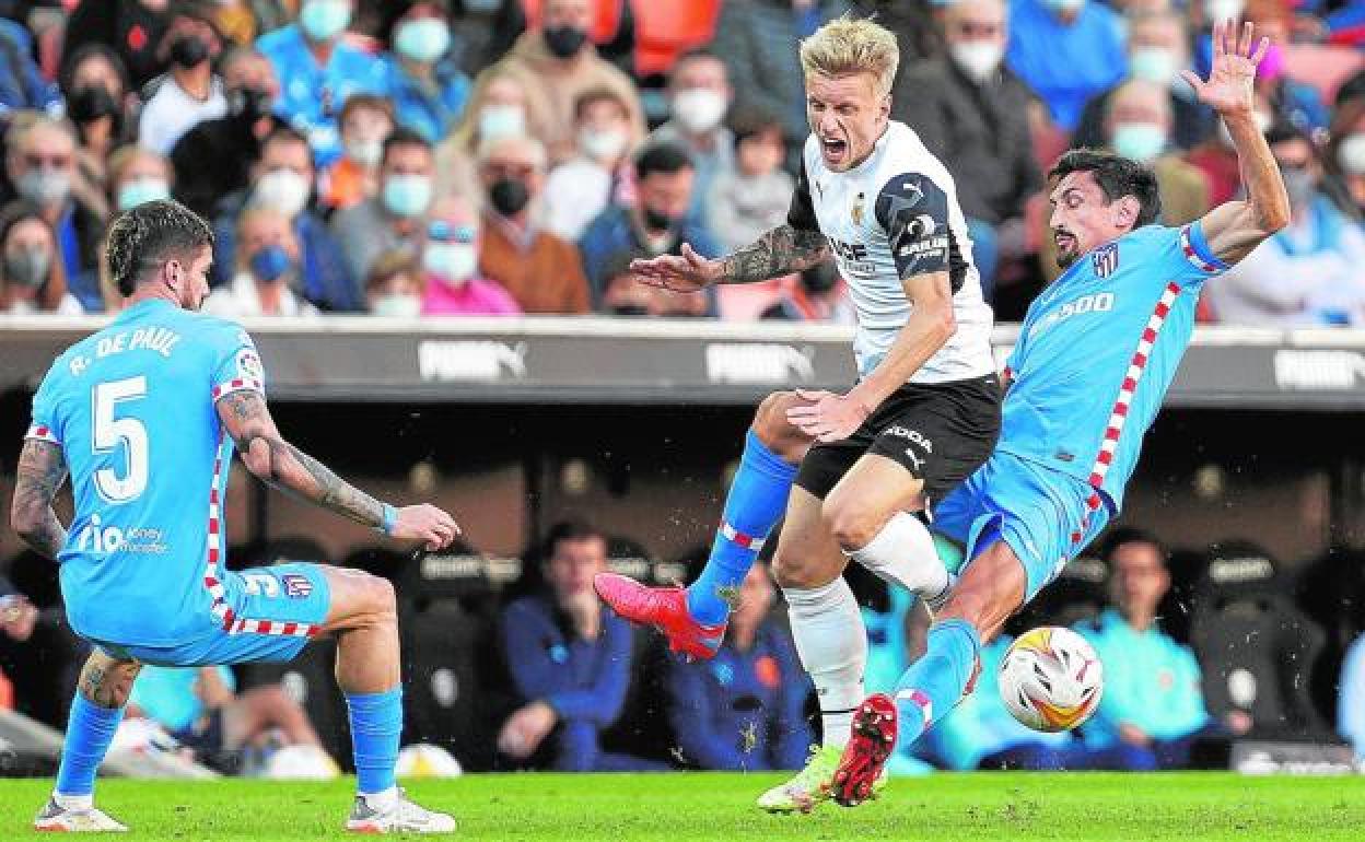 Wass, entre De Paul y Savic, en el encuentro que disputaron Valencia y Atlético de Madrid en Mestalla.