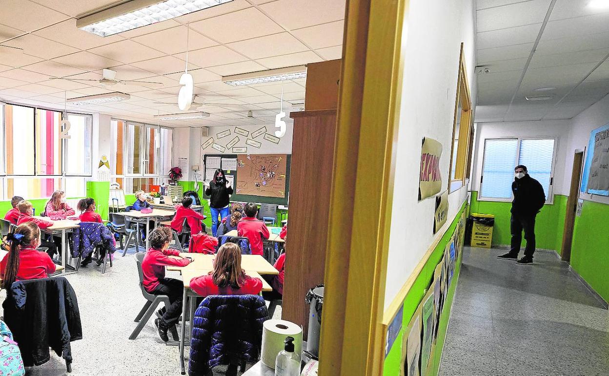 Alumnos del colegio Ave Maria de Penya-roja durante el primer día de clase tras las vacaciones. 