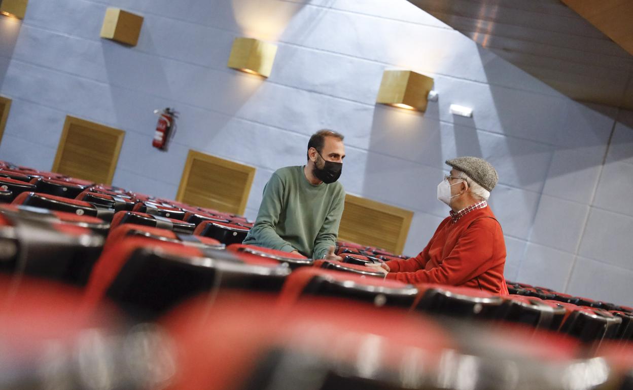 El director del ciclo, Javier Pascual, junto al concejal de Cultura, Manuel Casado