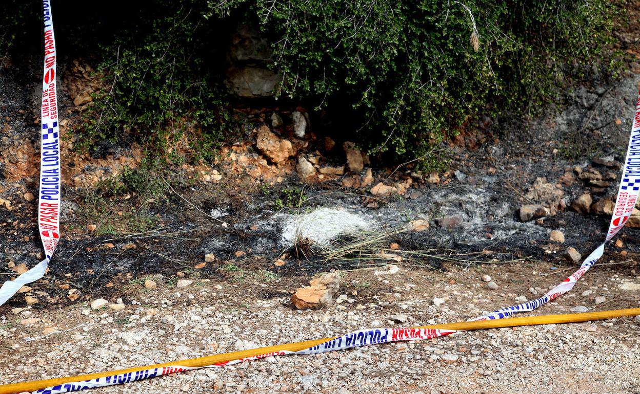 La zona con el precinto policial donde se encuentra el montón de cenizas que ha originado el fuego. 