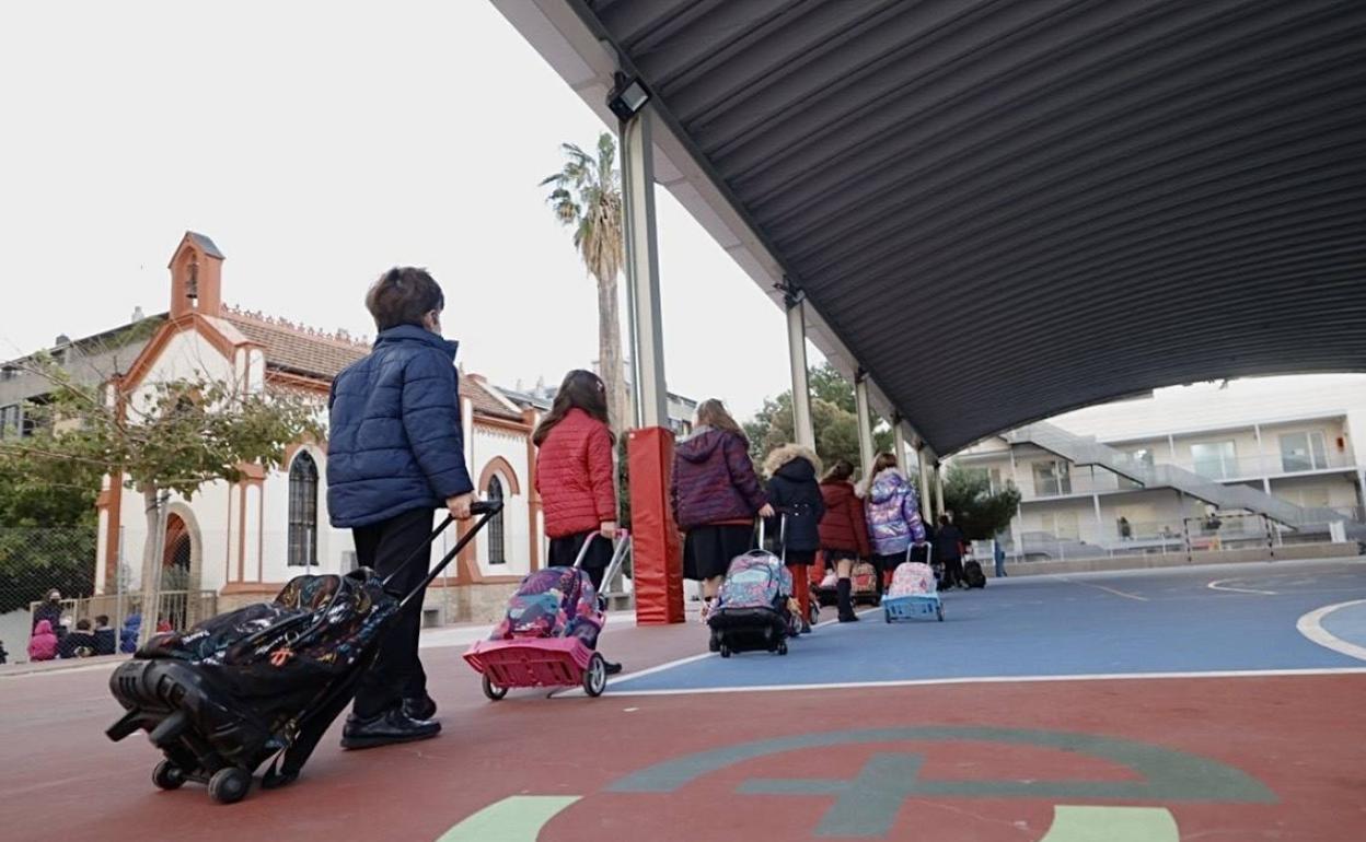 Alumnos del colegio Ave Maria de Penya-Roja entrando en el centro. 