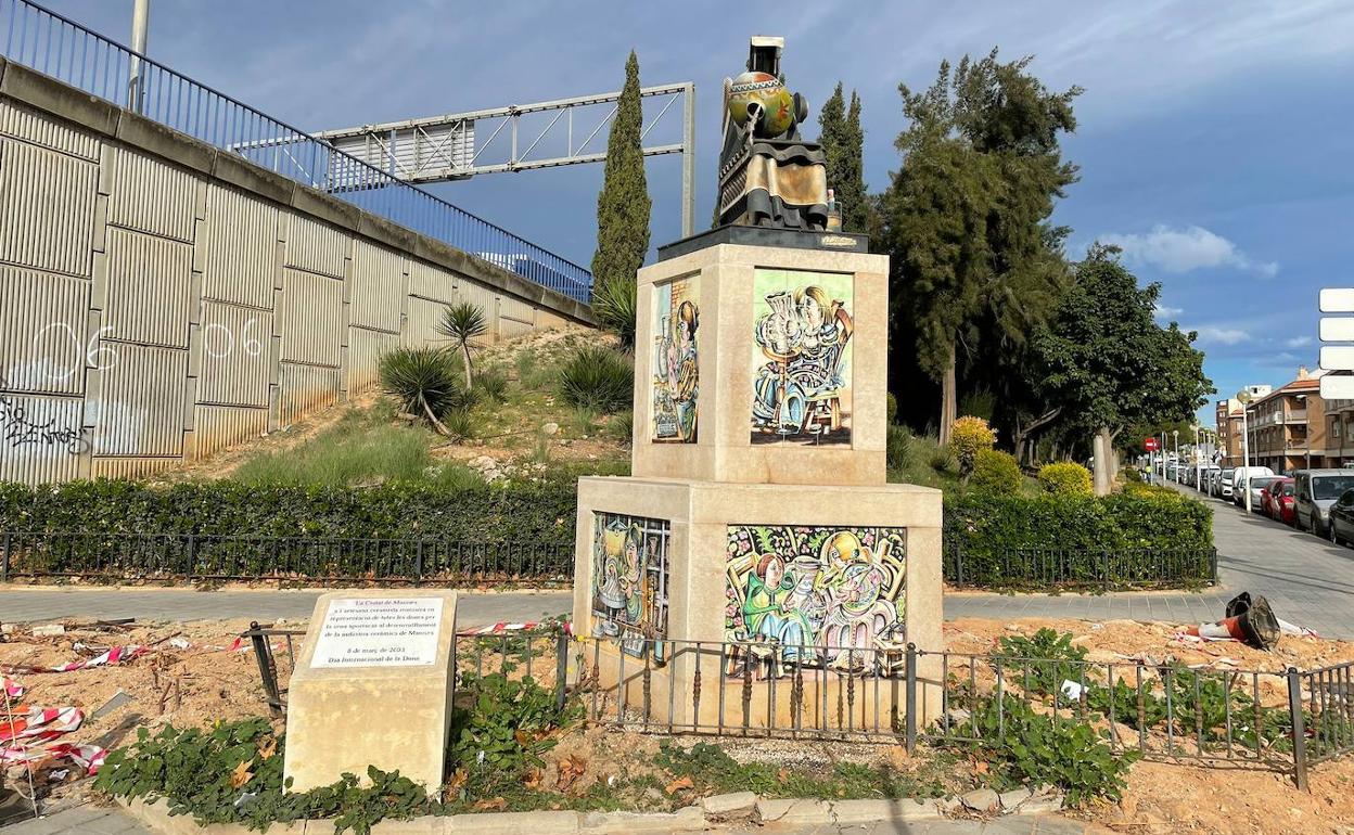 El estado actual del monumento a la mujer ceramista en la calle de l'Olivereta.  