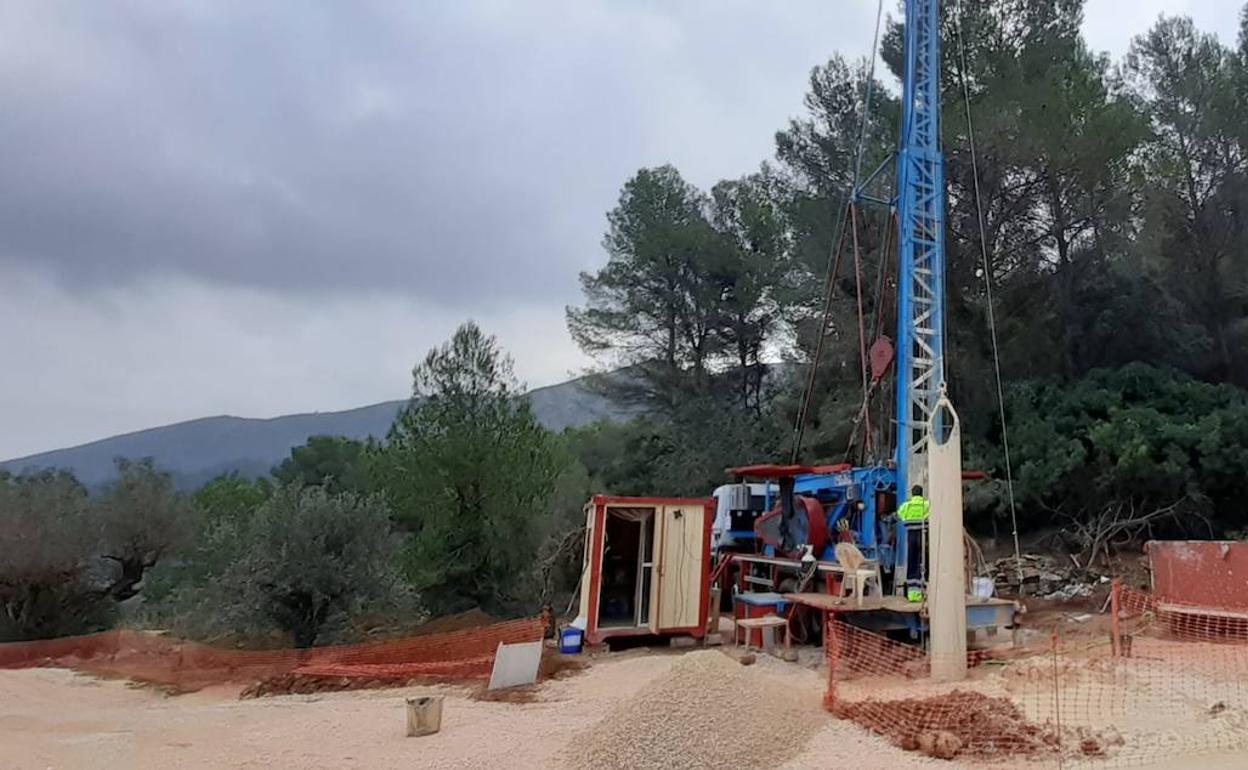 Los trabajos de perforación para hacer el sondeo. 