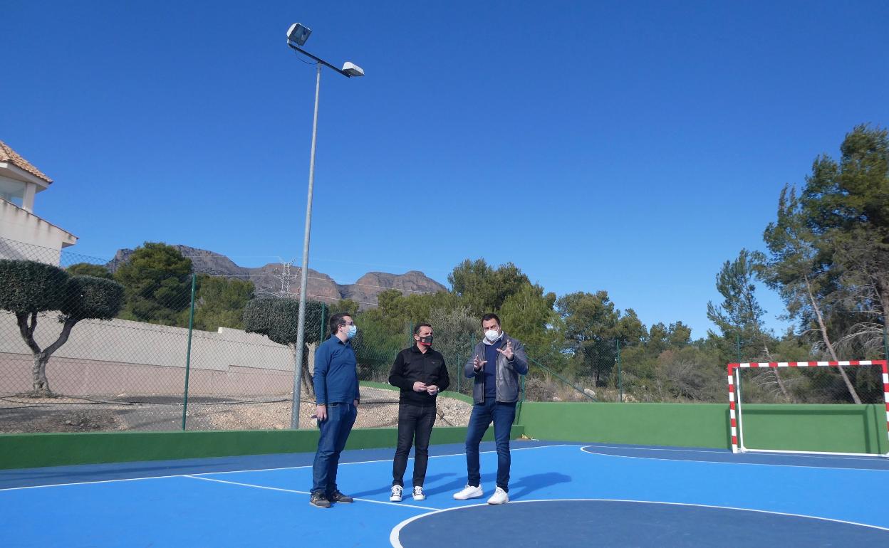 Los concejales Pepe Cano y Sergio Villalba junto a Bernabé Cano, alcalde de La Nucía, visitando la renovada pista de Convent de les Monges