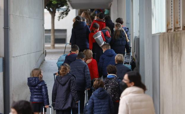 Imagen principal - Covid y vuelta al cole en Valencia | Los alumnos que tengan síntomas también deberán hacer cuarentena