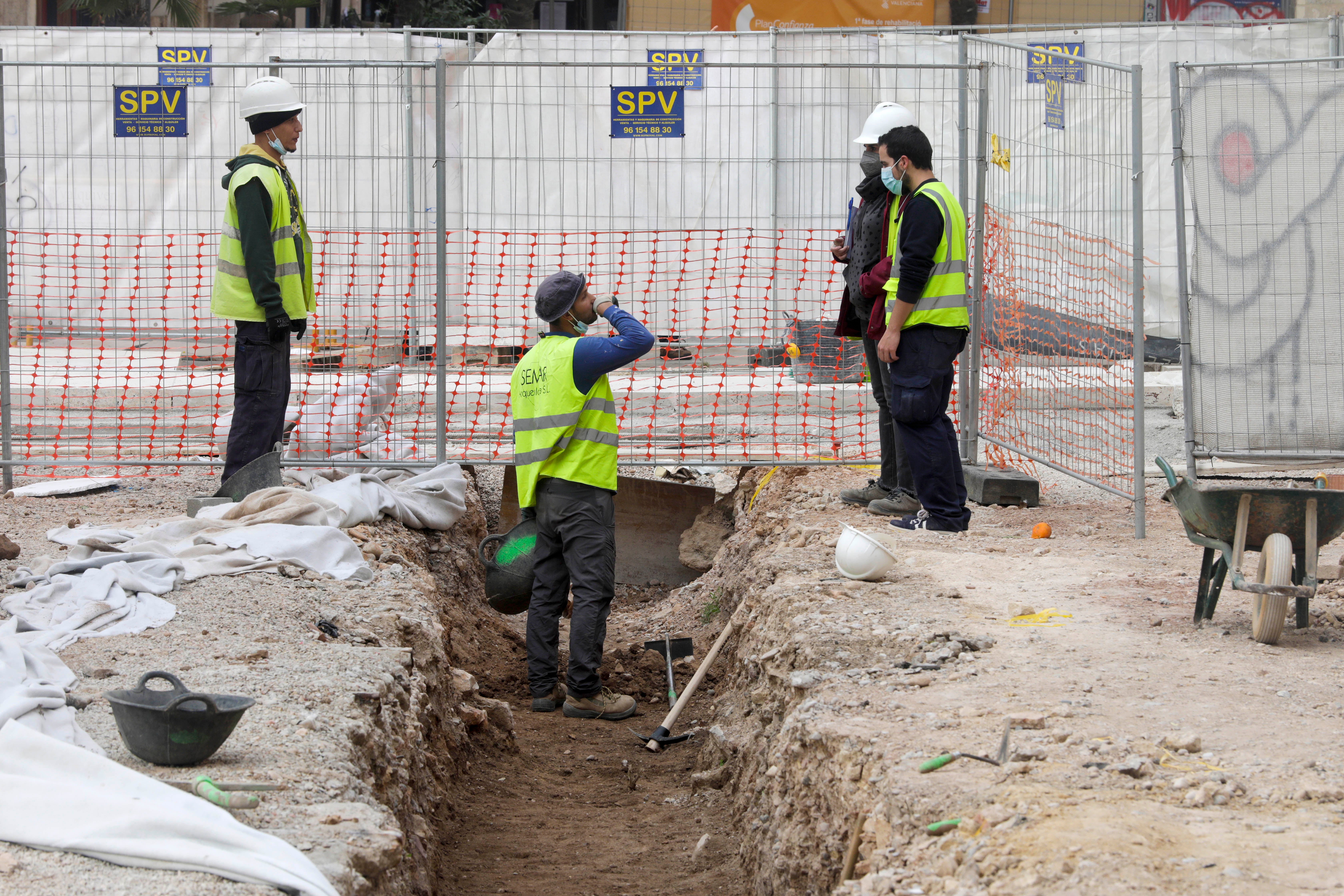 Fotos: Destapan la zanja para seguir con los trabajos de los restos arqueologicos en la plaza de la Reina de Valencia