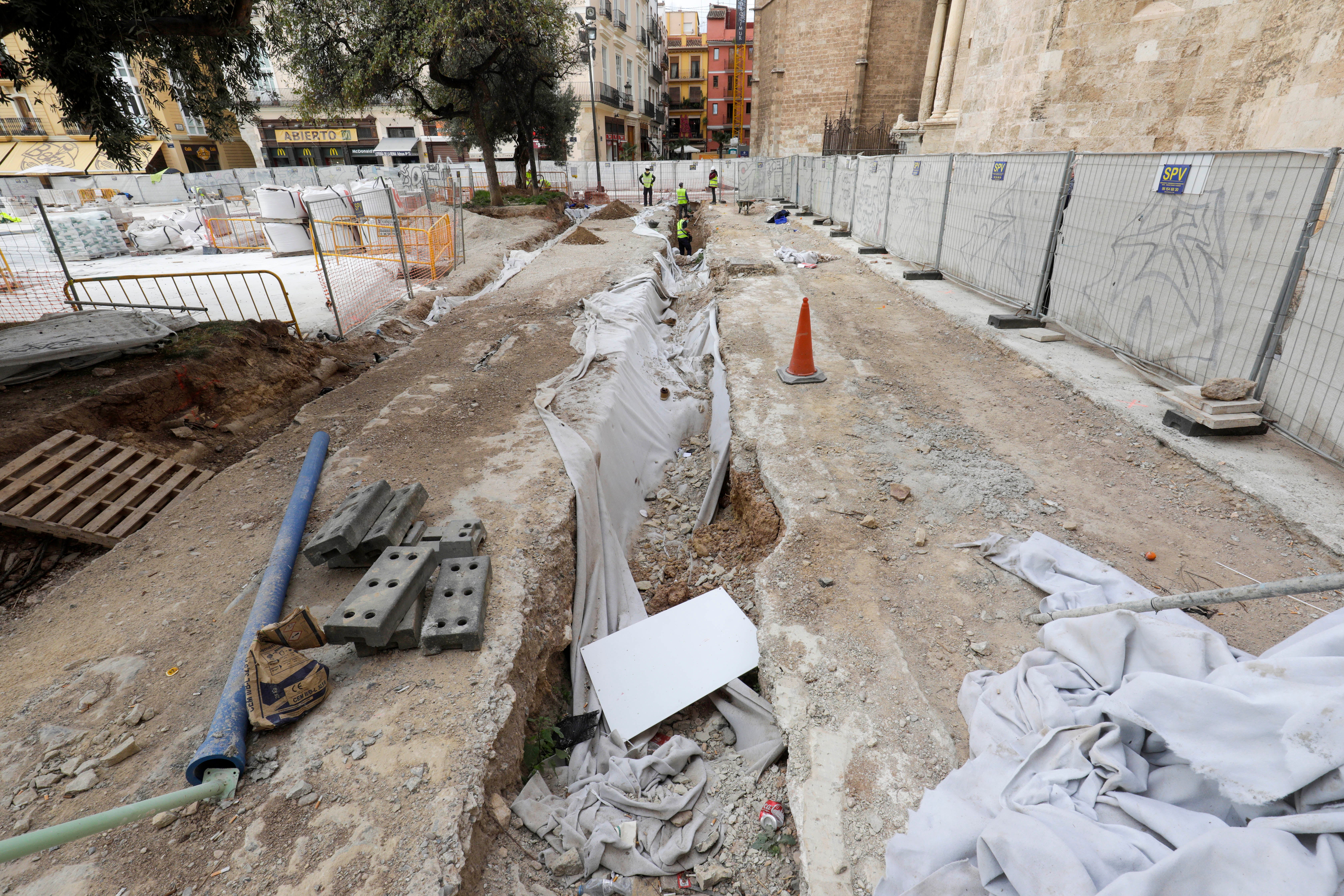 Fotos: Destapan la zanja para seguir con los trabajos de los restos arqueologicos en la plaza de la Reina de Valencia