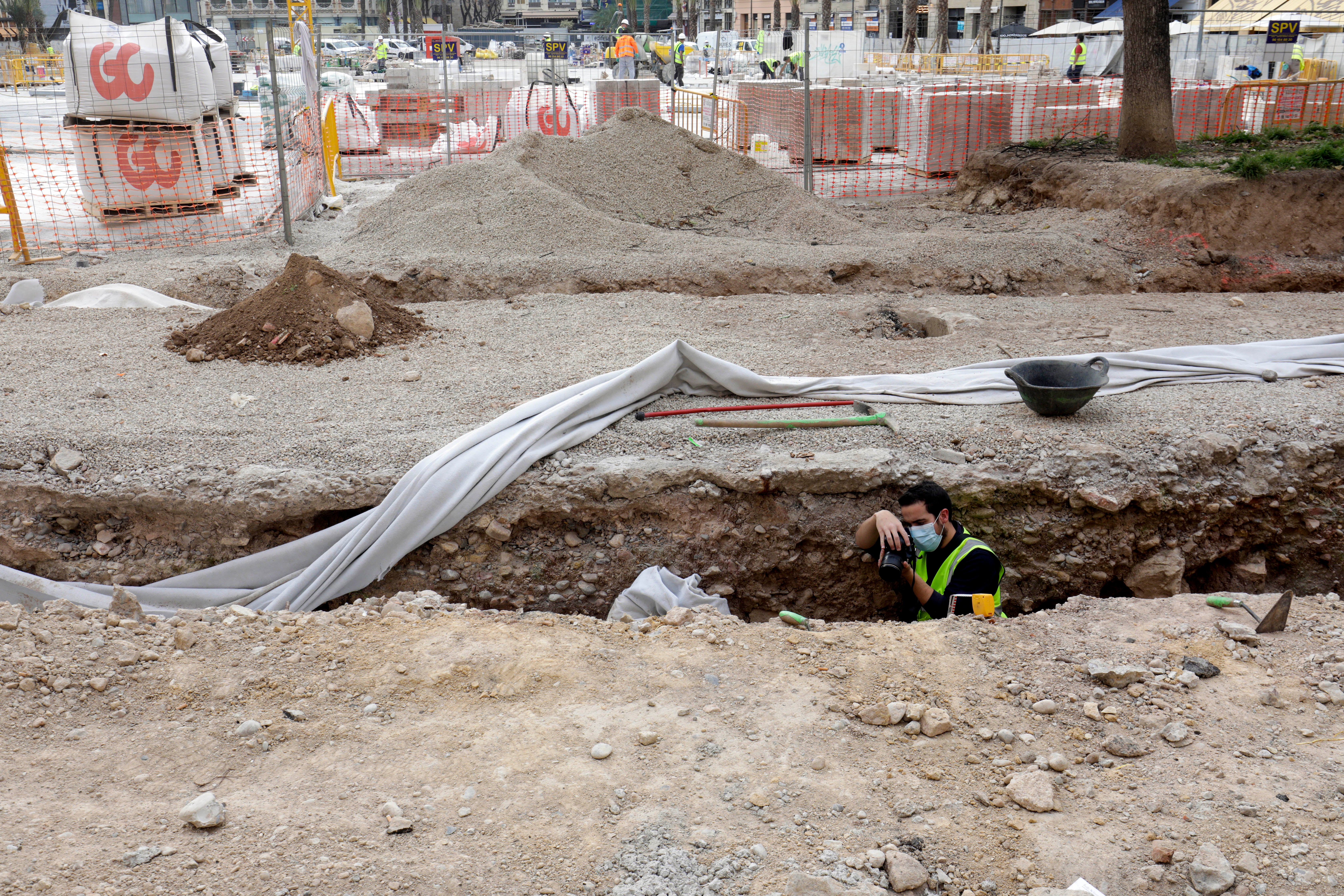 Fotos: Destapan la zanja para seguir con los trabajos de los restos arqueologicos en la plaza de la Reina de Valencia