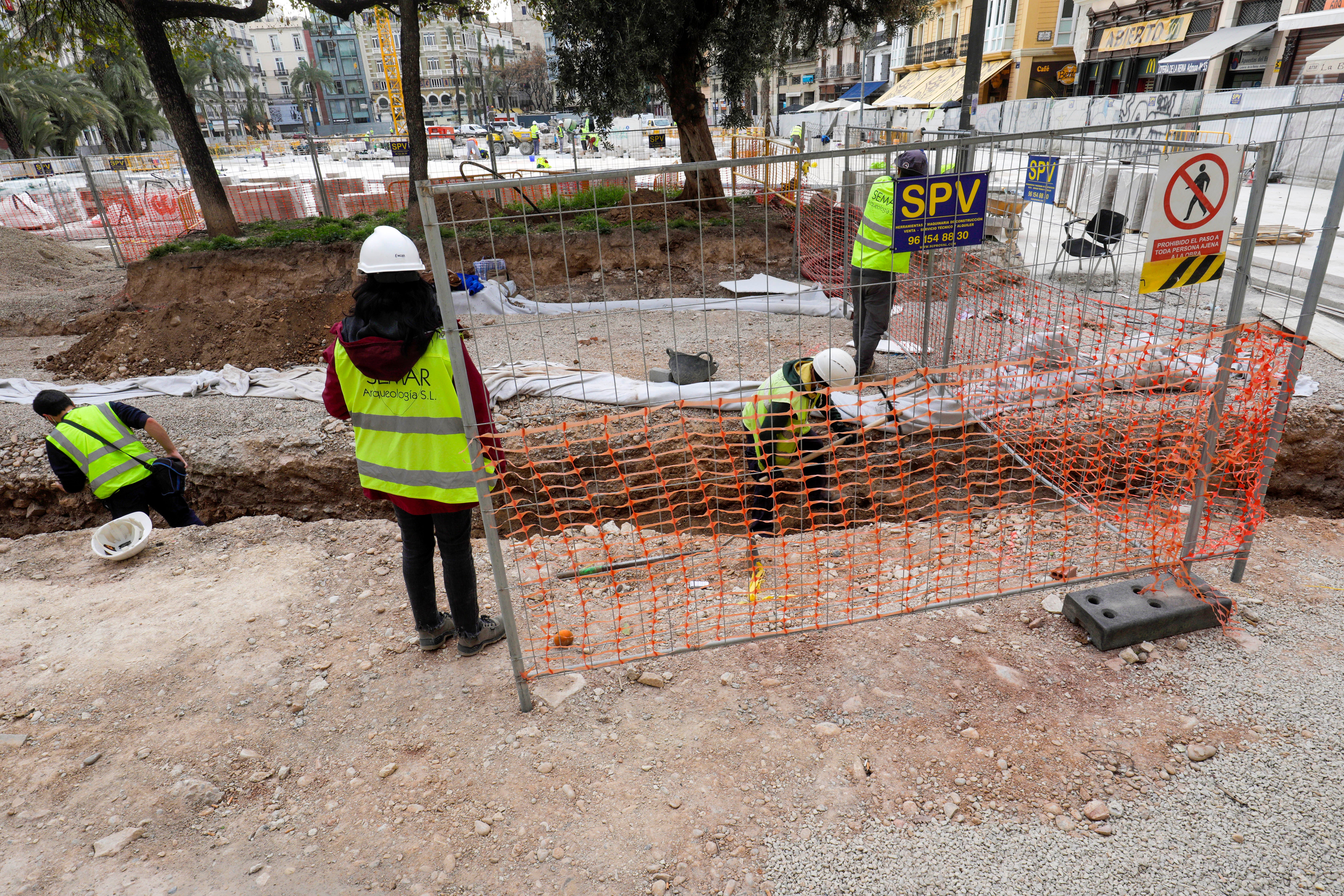 Fotos: Destapan la zanja para seguir con los trabajos de los restos arqueologicos en la plaza de la Reina de Valencia