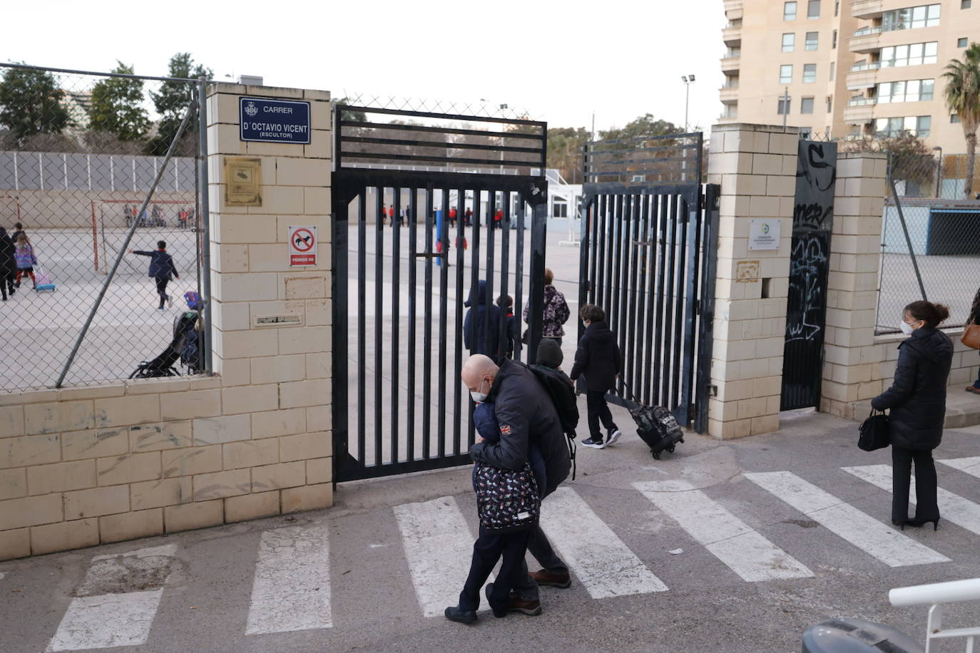 La vuelta al cole de los niños en Valencia tras las vacaciones navideñas se ha producido con normalidad y con un nuevo protocolo de actuación en caso de que se detecten contagios. 