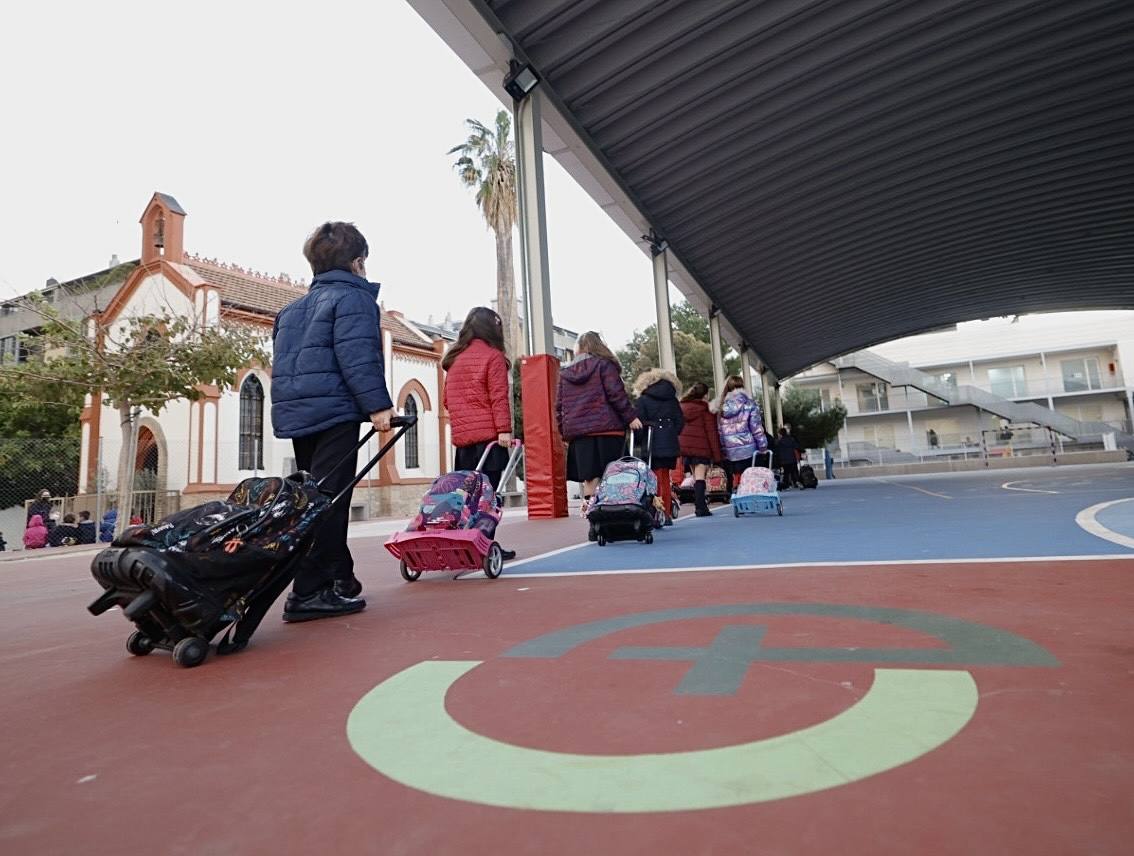 La vuelta al cole de los niños en Valencia tras las vacaciones navideñas se ha producido con normalidad y con un nuevo protocolo de actuación en caso de que se detecten contagios. 