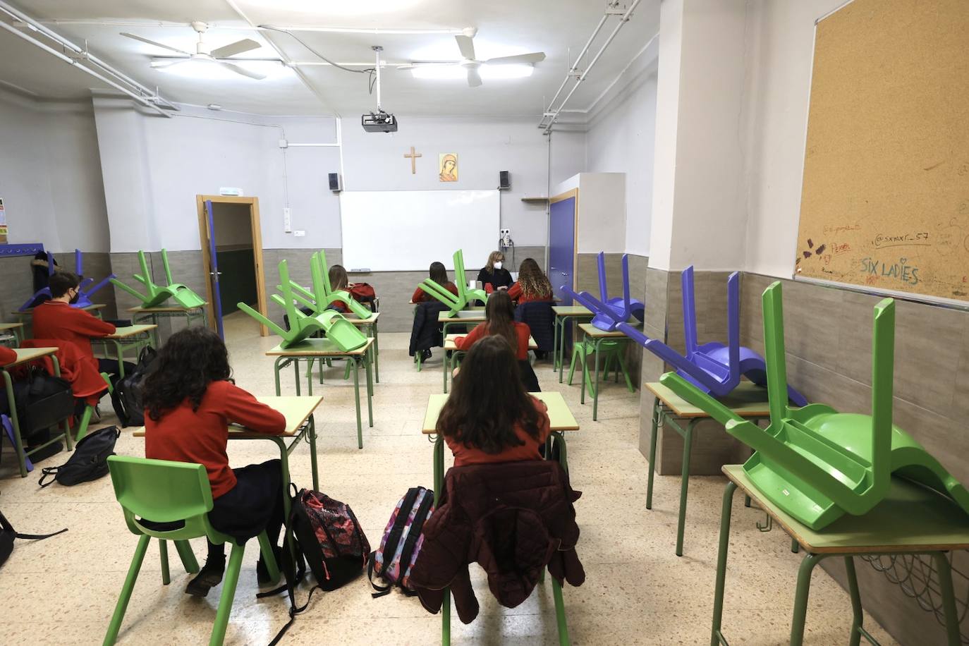 La vuelta al cole de los niños en Valencia tras las vacaciones navideñas se ha producido con normalidad y con un nuevo protocolo de actuación en caso de que se detecten contagios. 