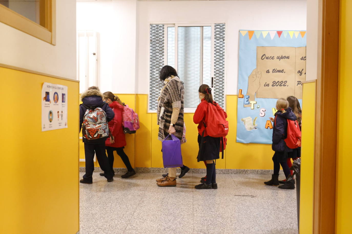 La vuelta al cole de los niños en Valencia tras las vacaciones navideñas se ha producido con normalidad y con un nuevo protocolo de actuación en caso de que se detecten contagios. 