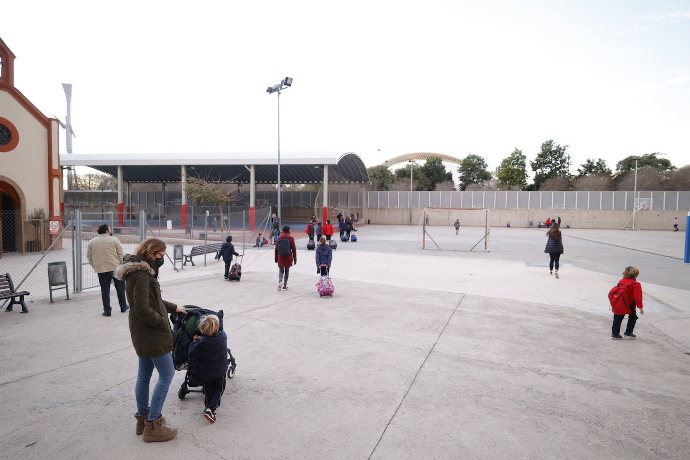 La vuelta al cole de los niños en Valencia tras las vacaciones navideñas se ha producido con normalidad y con un nuevo protocolo de actuación en caso de que se detecten contagios. 