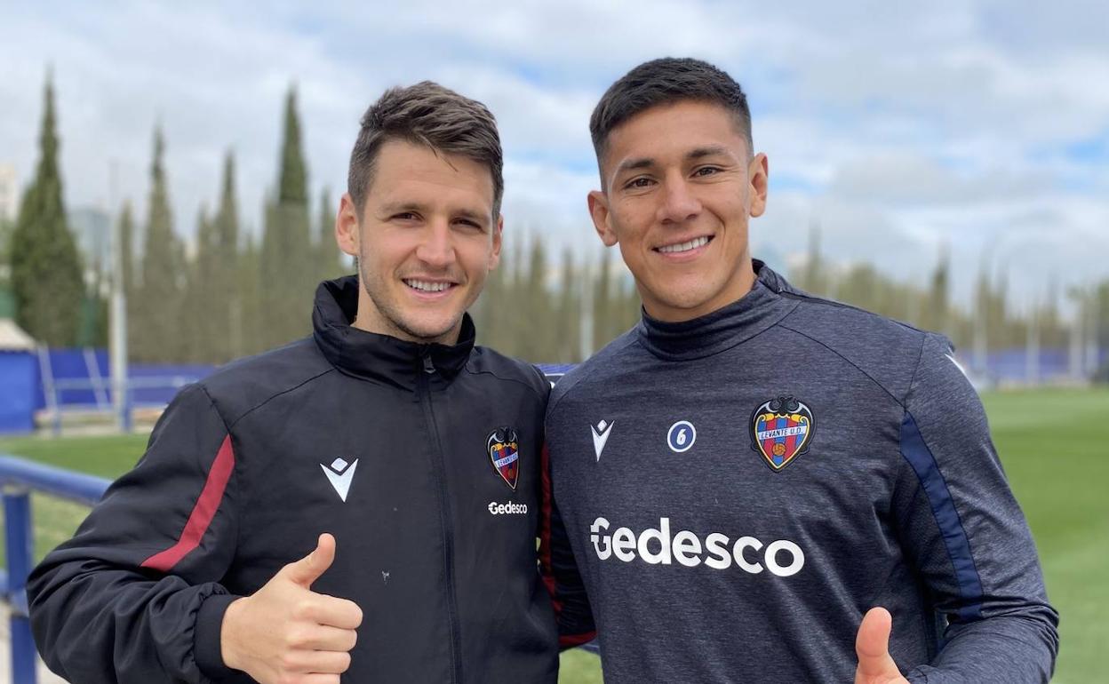 Duarte posa con Radoja durante el entrenamiento de hoy en Buñol.