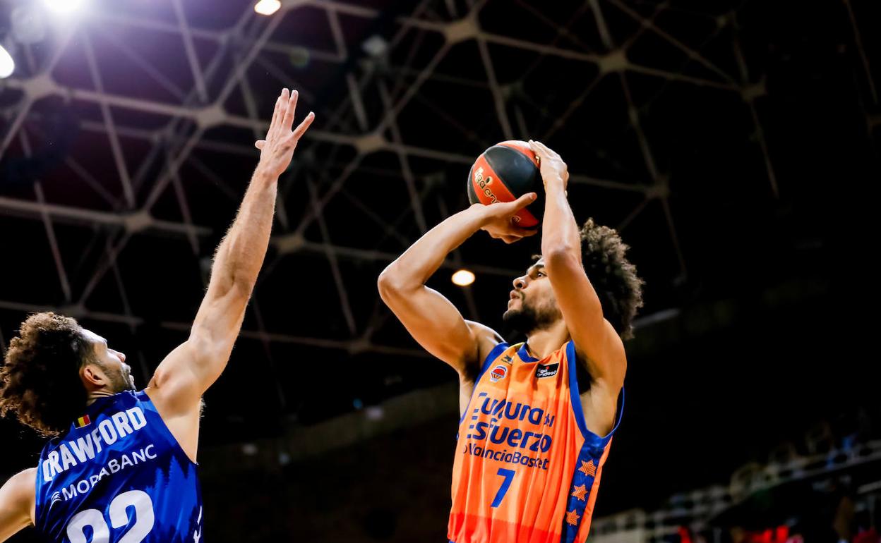 Labeyrie lanza a canasta durante el partido contra el MoraBanc Andorra.