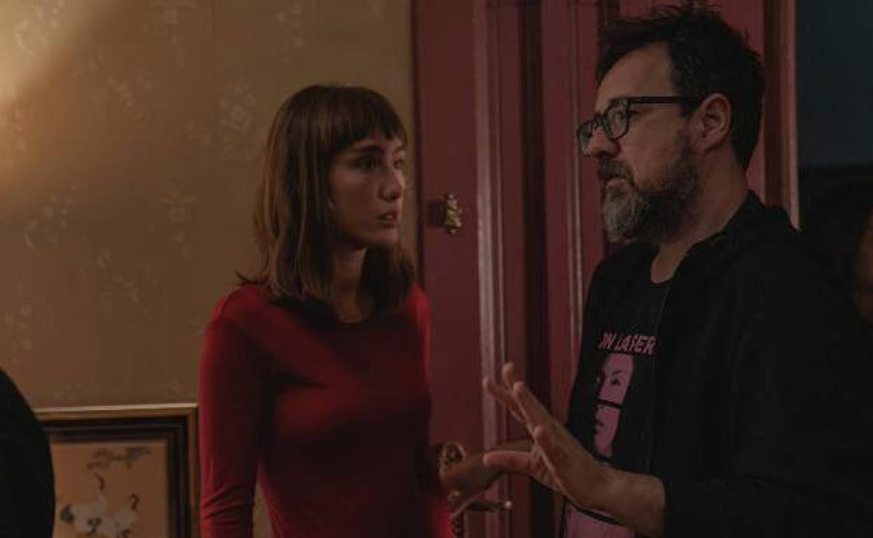 El director valenciano Paco Plaza, dando indicaciones a la actriz Almudena Amador durante el rodaje de 'La abuela'. 