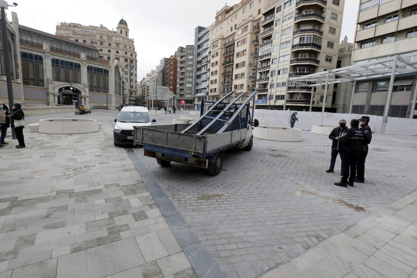 Fotos: La plaza de Brujas de Valencia se reabre al tráfico