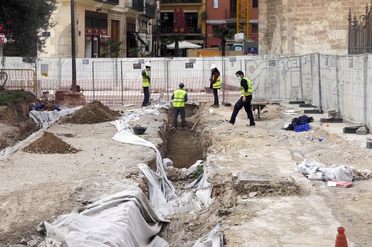 Obras de limpieza y adecuación de la zona prevista para la excavación arqueológica, este lunes.