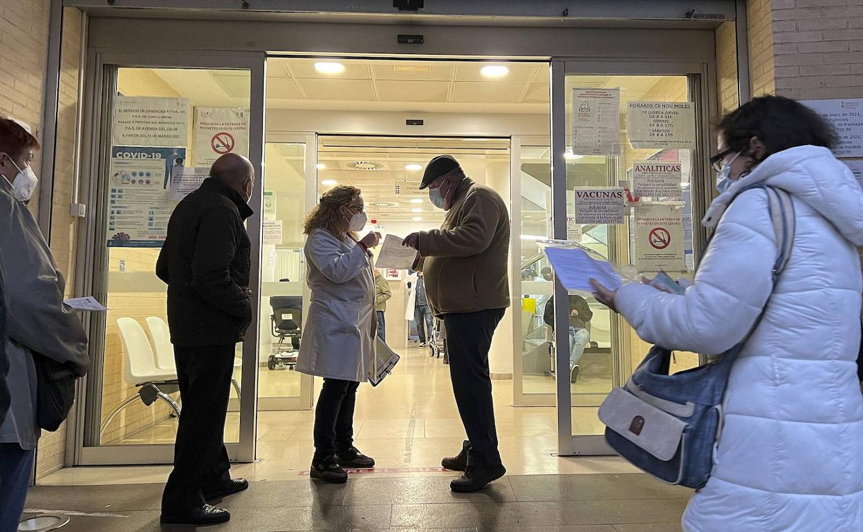 Usuarios esperan para acceder al centro de salud de Nou Moles, en Valencia. 