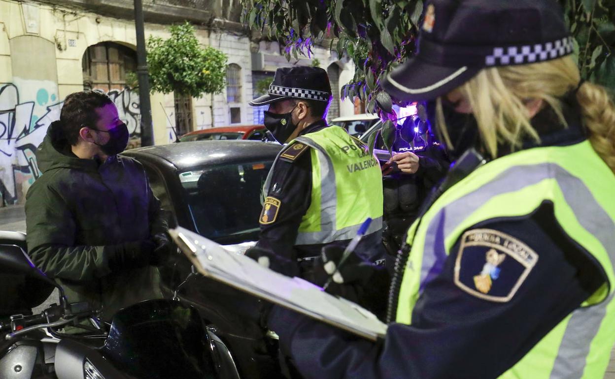 Okupas en Valencia | La Policía Local de Valencia envía cartas a bancos, inmobiliarias y la Sareb para que denuncien los pisos okupados de Orriols