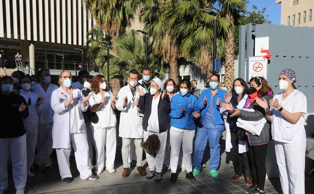 Covid en Valencia | Sanitarios del Hospital Doctor Peset de Valencia: «Estamos desbordados»