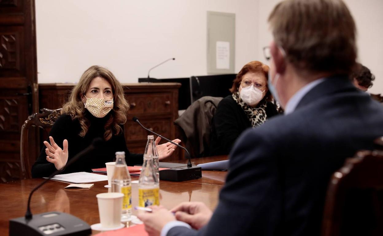 El presidente de la Generalitat, Ximo Puig , y la ministra de Transportes, Raquel Sánchez, durante la reunión para abordar medidas del servicio de Cercanías en la Comunitat Valenciana. 