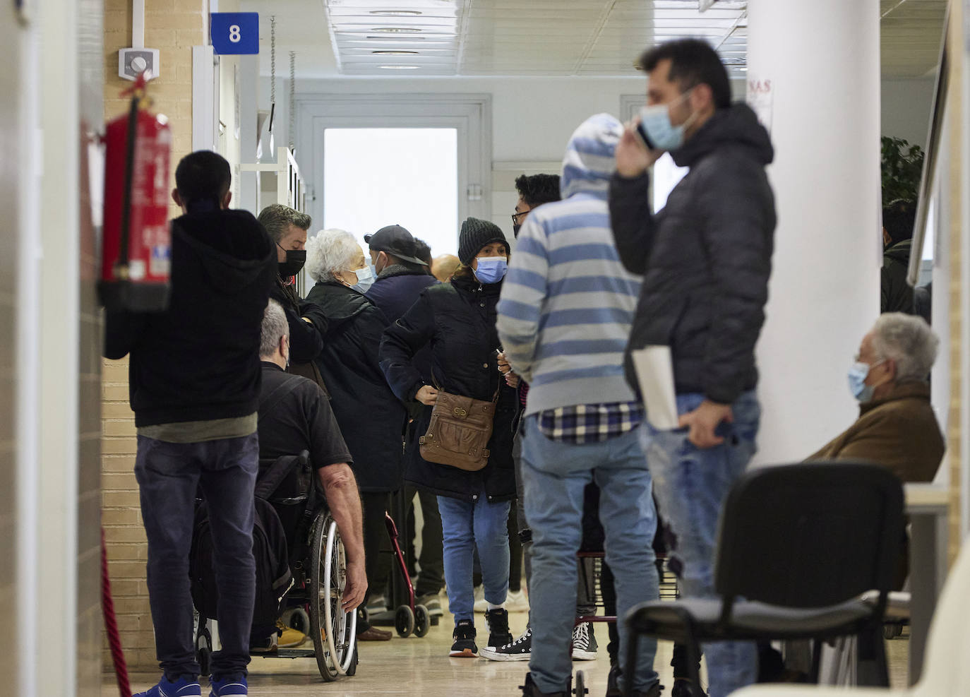 Esperas y colas a las puertas del centro de salud de Nou Moles, en Valencia. El personal sanitario está desbordado y la presión asistencial en la atención primaria crece con el nuevo protocolo frente al Covid.