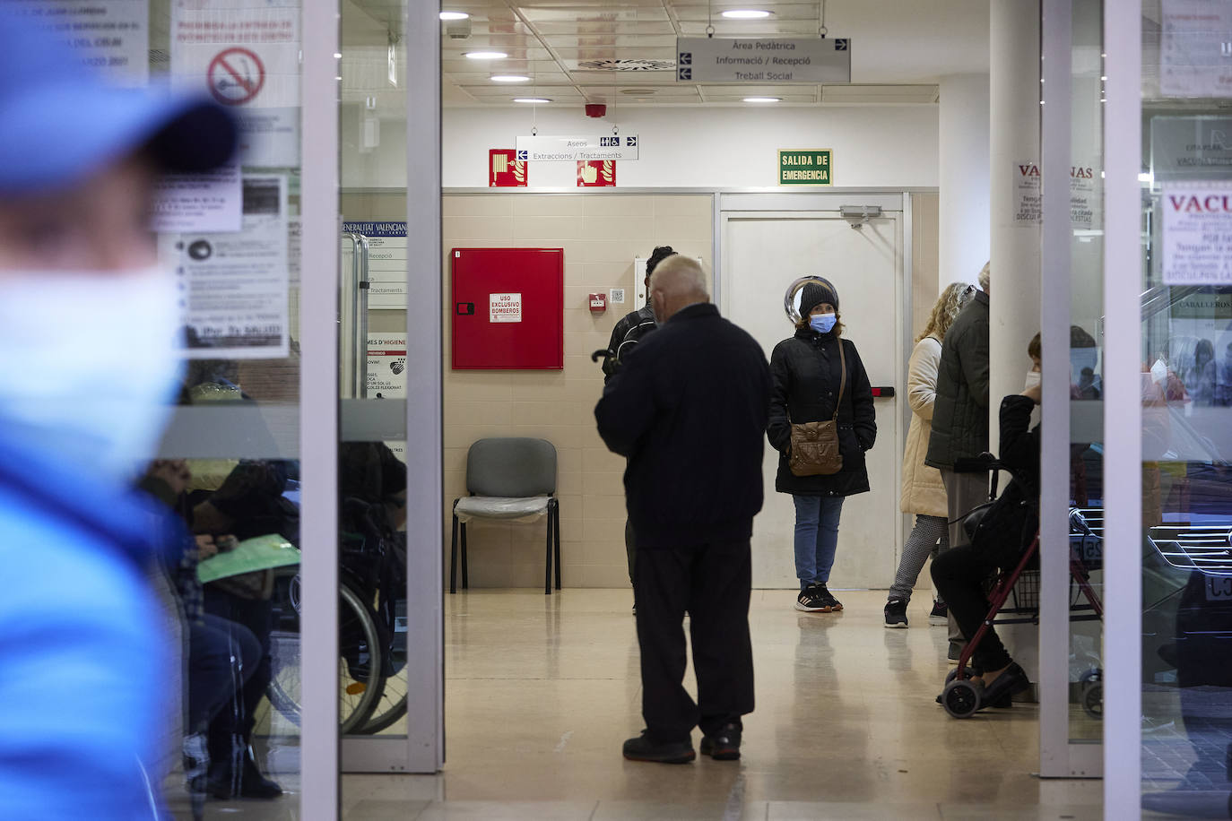 Esperas y colas a las puertas del centro de salud de Nou Moles, en Valencia. El personal sanitario está desbordado y la presión asistencial en la atención primaria crece con el nuevo protocolo frente al Covid.