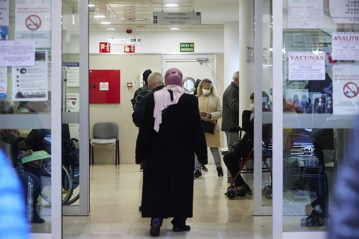 Esperas y colas a las puertas del centro de salud de Nou Moles, en Valencia. El personal sanitario está desbordado y la presión asistencial en la atención primaria crece con el nuevo protocolo frente al Covid.