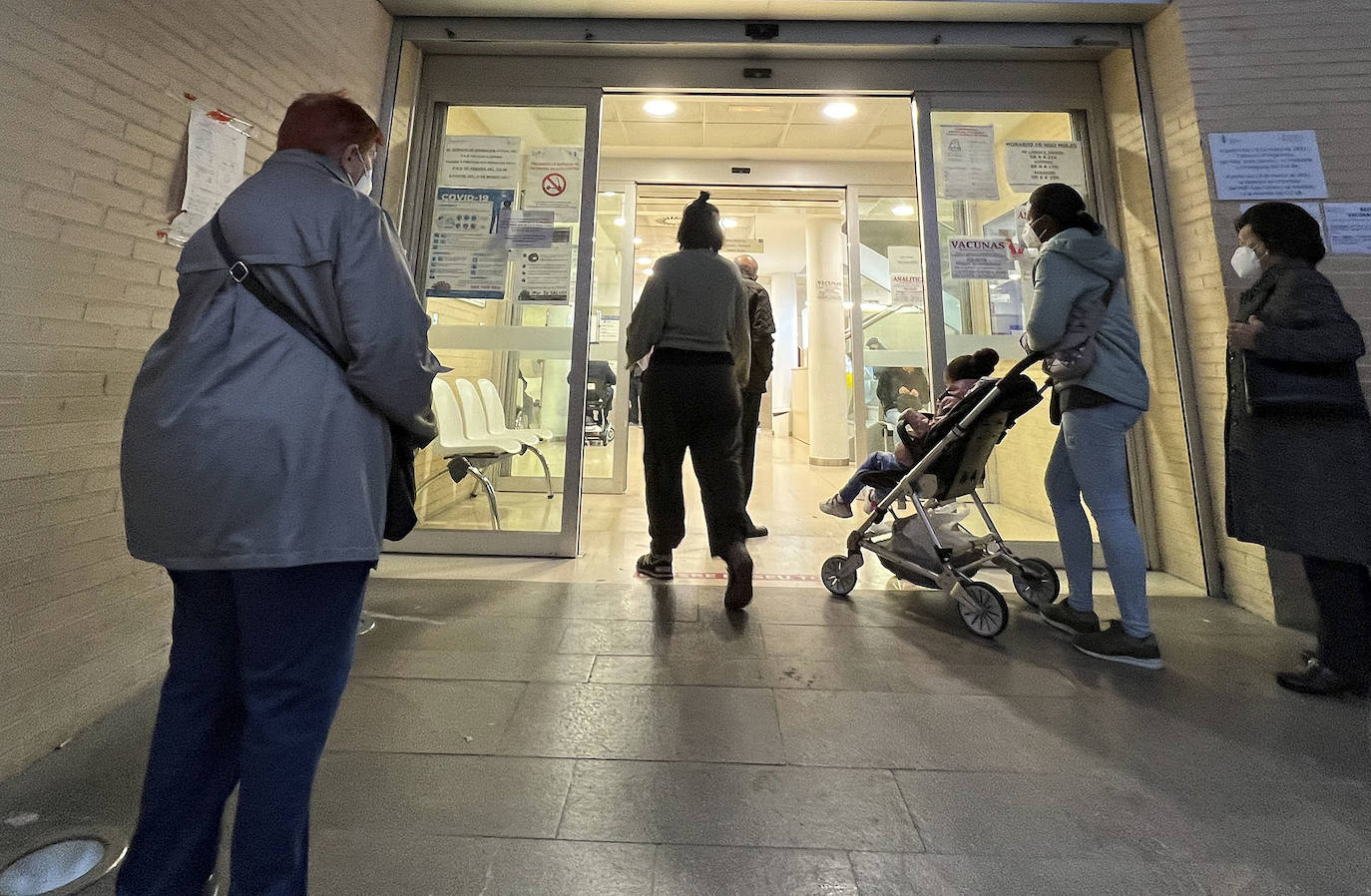 Esperas y colas a las puertas del centro de salud de Nou Moles, en Valencia. El personal sanitario está desbordado y la presión asistencial en la atención primaria crece con el nuevo protocolo frente al Covid.