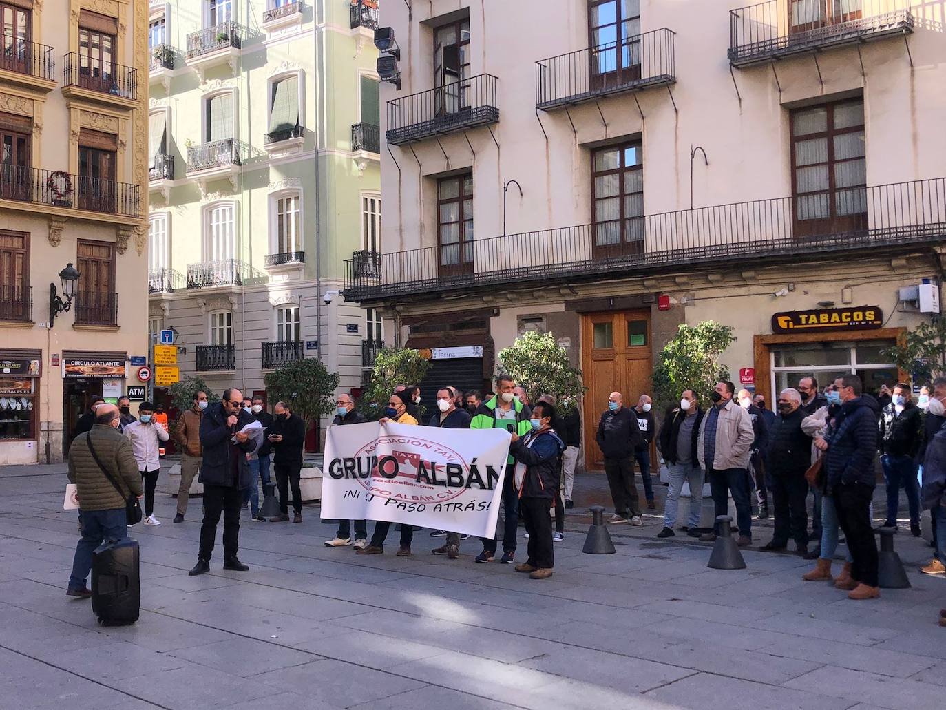 Concentración de taxistas este miércoles frente a la Generalitat. 