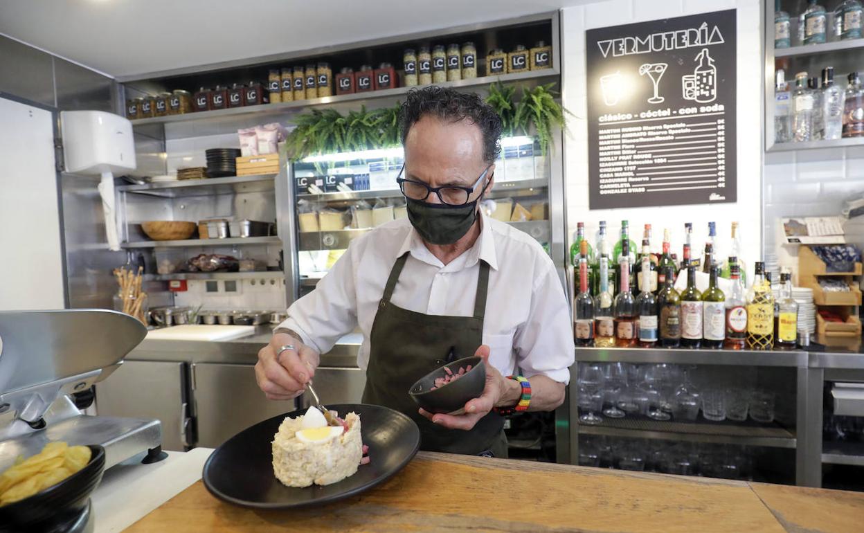 Erik Montagudo, encargado de Bocado, emplatando una ensaladilla.