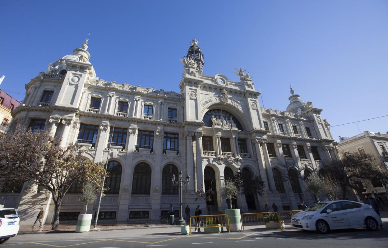 Fachada de la sede de Correos en el centro de Valencia, en una imagen de este miércoles por la mañana. 