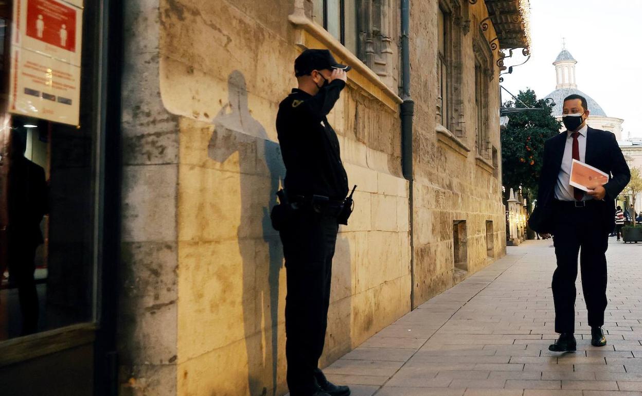 Un policia saluda a Anil Murthy a su llegada al Palau de la Generalitat el pasado 28 de diciembre. 