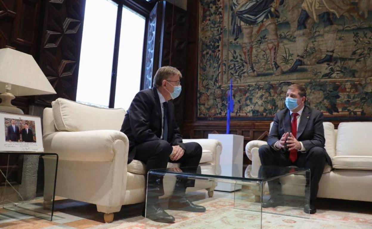 El presidente de la Generalitat Valenciana, Ximo Puig, y el presidente de Correos, Juan Manuel Serrano.