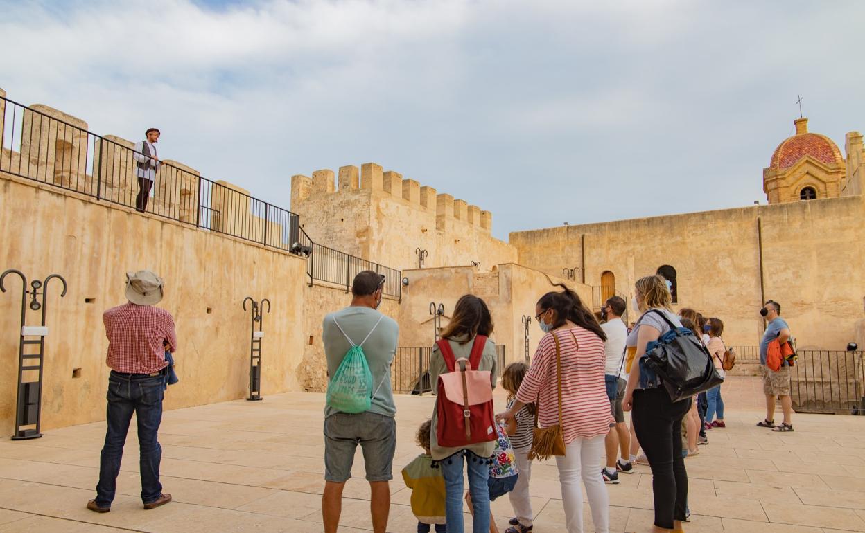 Turistas en el Castillo de Cullera. 