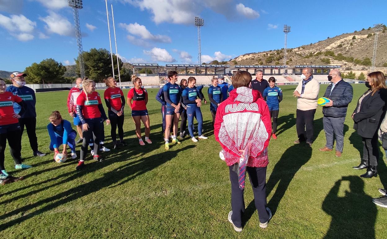 Las jugadoras rusas charlan con el alcalde de La Vila, Andreu Verdú