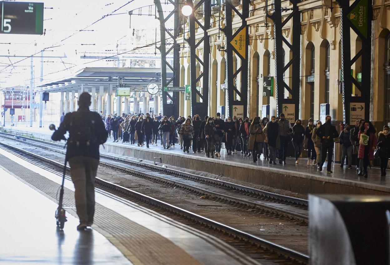 Pasajeros llegando ayer a la estación del Norte en Valencia. iván arlandis