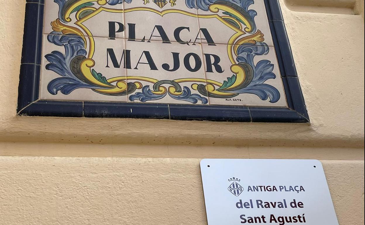 Una de las nuevas placas en las calles de Alzira. 