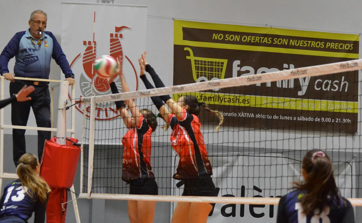 Momento de ataque de un partido anterior del equipo femenino del Xàtiva Voleibol. 