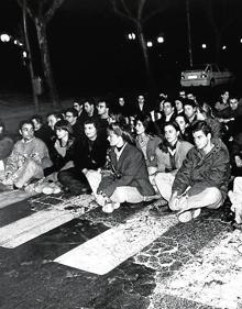 Imagen secundaria 2 - Imágenes del entierro y de la condena de un grupo de estudiantes junto a la escena del crimen. 