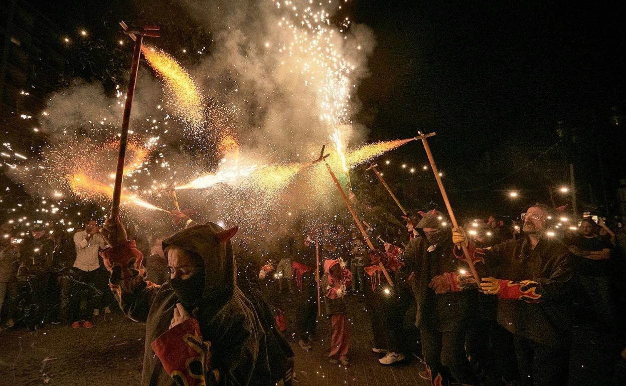 Espectáculo de Correfocs, tradicional en muchos municipios valencianos. 