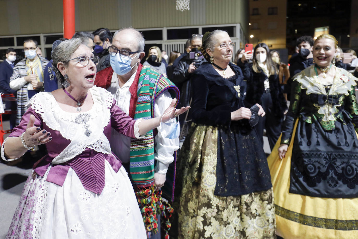 Las comisiones falleras de Valencia se han puesto este viernes a prueba con el primer gran acto que les ha reunido en la sala La Plazeta para celebrar la gala de la Cultura en la que se entregan los premios a las fallas participantes en el concurso amateur de teatro único en todo el mundo.