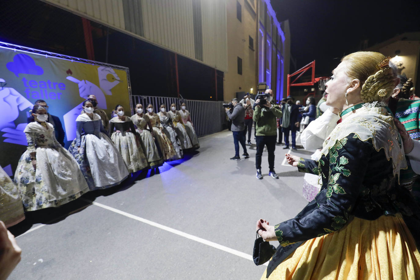 Las comisiones falleras de Valencia se han puesto este viernes a prueba con el primer gran acto que les ha reunido en la sala La Plazeta para celebrar la gala de la Cultura en la que se entregan los premios a las fallas participantes en el concurso amateur de teatro único en todo el mundo.