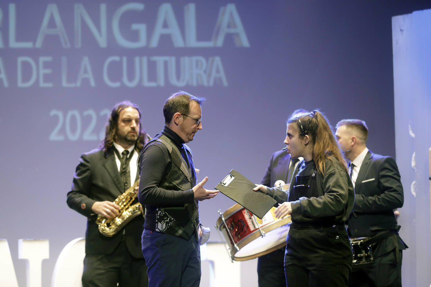 Las comisiones falleras de Valencia se han puesto este viernes a prueba con el primer gran acto que les ha reunido en la sala La Plazeta para celebrar la gala de la Cultura en la que se entregan los premios a las fallas participantes en el concurso amateur de teatro único en todo el mundo.