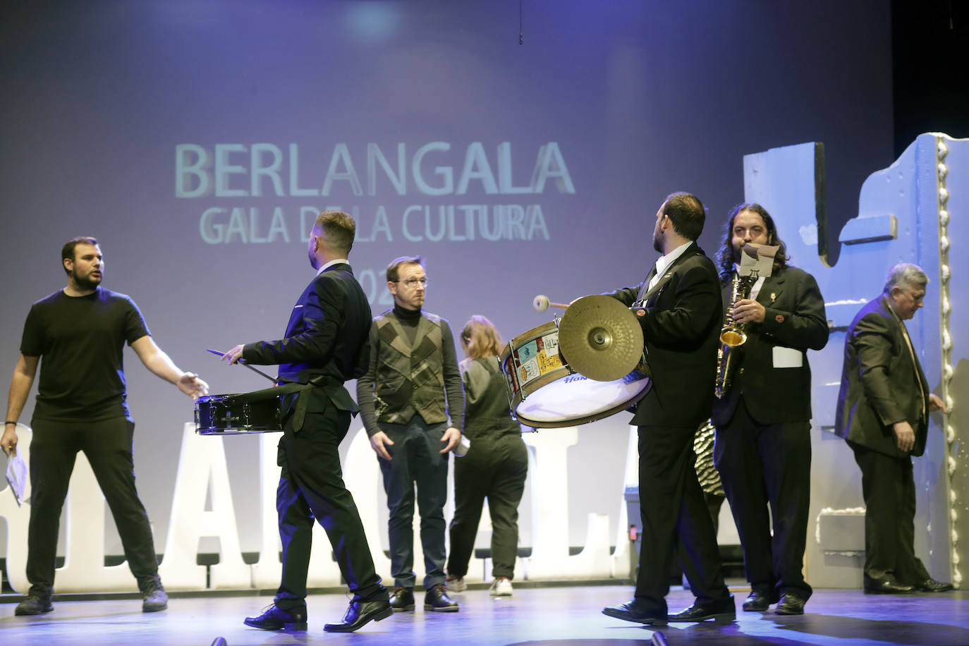 Las comisiones falleras de Valencia se han puesto este viernes a prueba con el primer gran acto que les ha reunido en la sala La Plazeta para celebrar la gala de la Cultura en la que se entregan los premios a las fallas participantes en el concurso amateur de teatro único en todo el mundo.