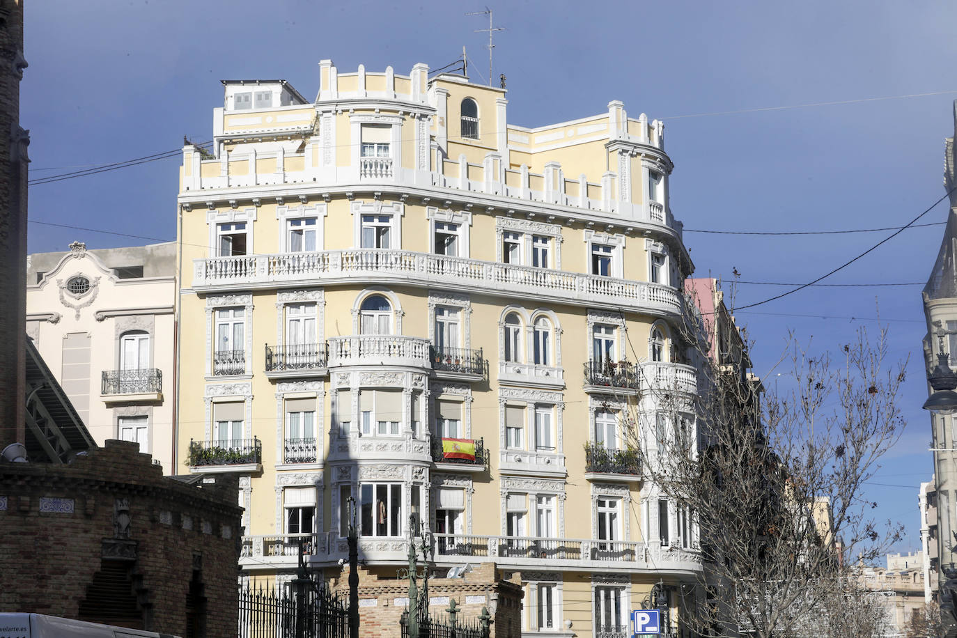 La mayoría de los edificios del entorno del mercado de Colón están ocupados por viviendas, al contrario que otras zonas del centro.